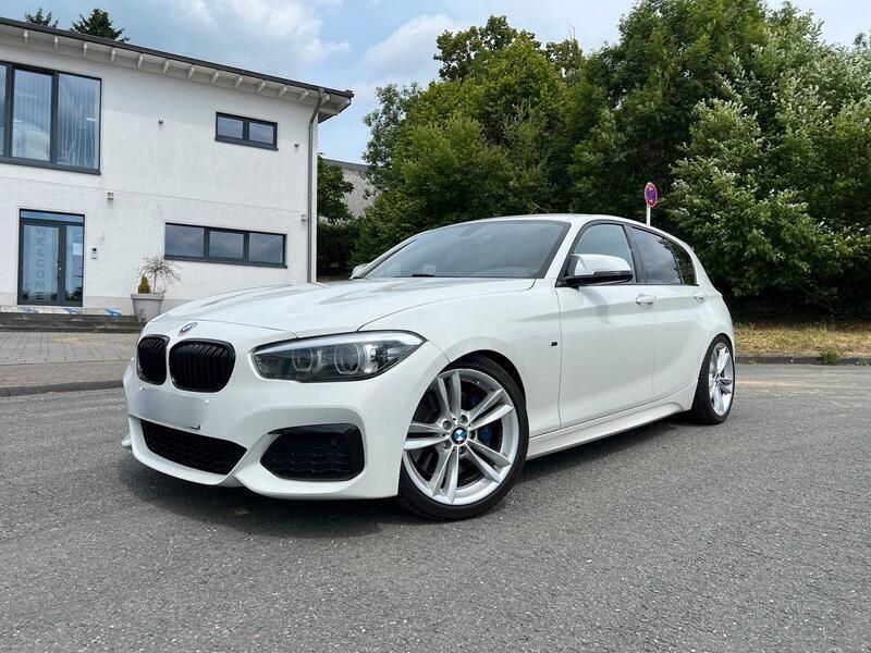 Weiß Gebraucht 2017 BMW M140 M Sport Limousine | 26.950 € (Guter Preis) - Bild 1/4