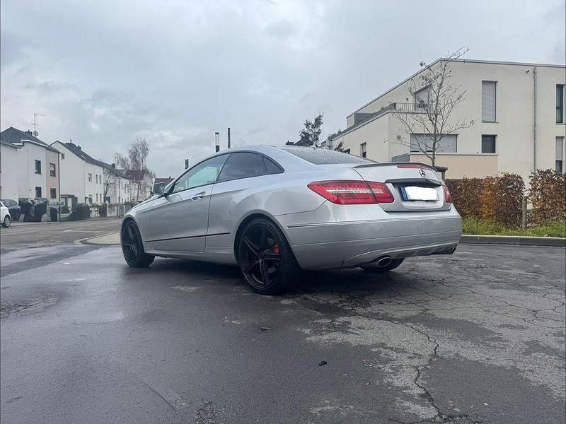 Gebraucht Mercedes E300 Elegance 252 PS (185 kW) 2012 Silber Coupé