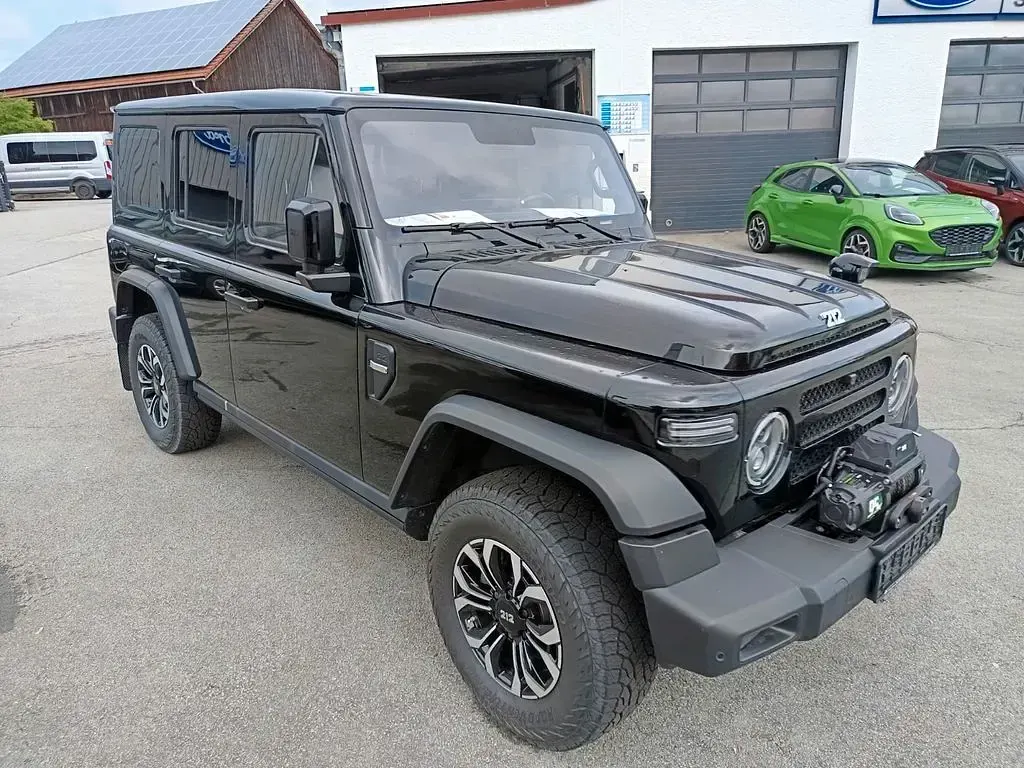 Neu BAW 212 166 PS (122 kW) 2026 Schwarz SUV