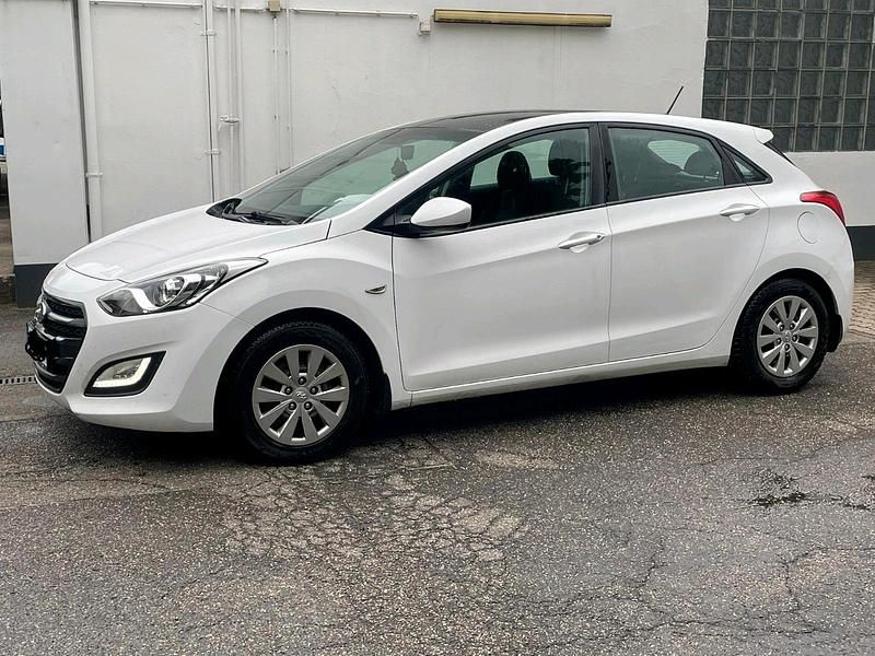Weiß Gebraucht 2016 Hyundai i30 Limousine | 5.700 € (Superpreis) - Bild 1/4