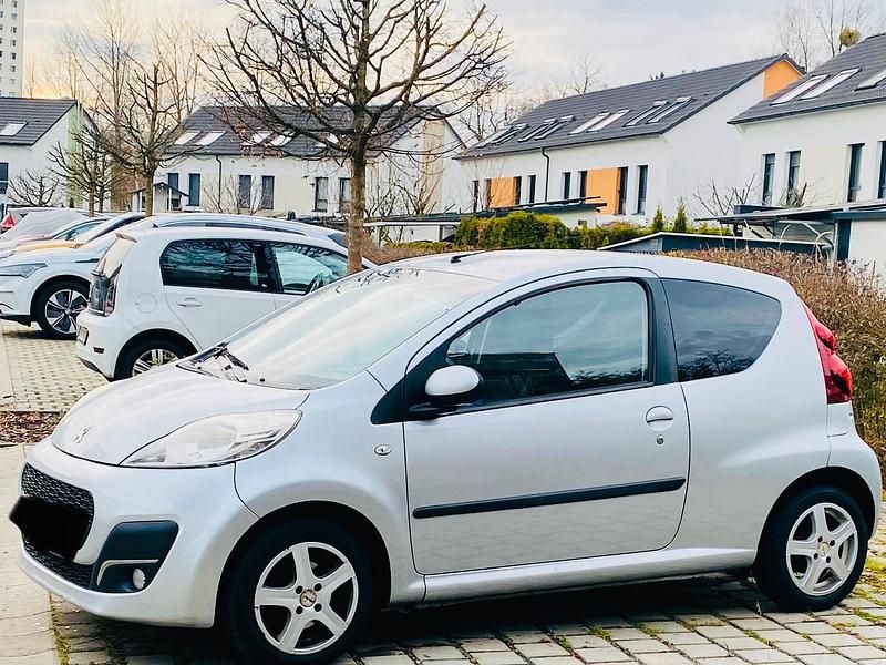 Gebraucht Peugeot 107 68 PS (50 kW) 2013 Silber Kleinwagen
