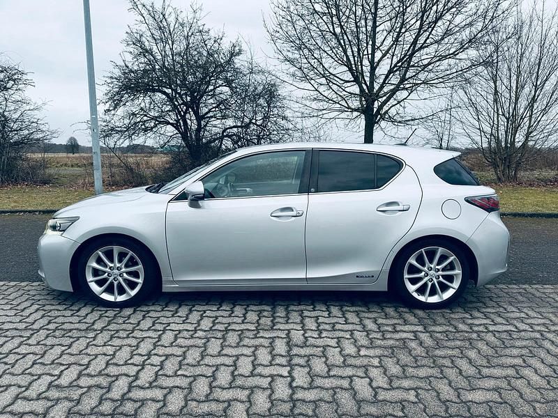 Gebraucht Lexus CT200h 136 PS (100 kW) 2011 Silber Kleinwagen