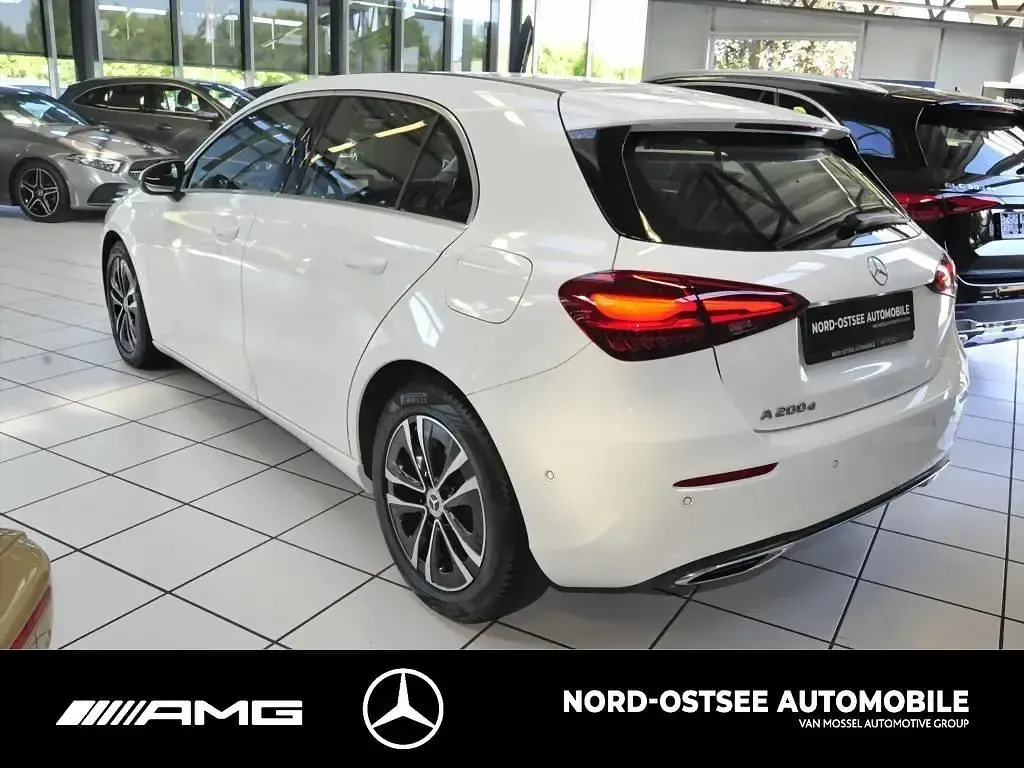 Gebraucht Mercedes A200 150 PS (110 kW) 2023 Unilack polarweiß Limousine