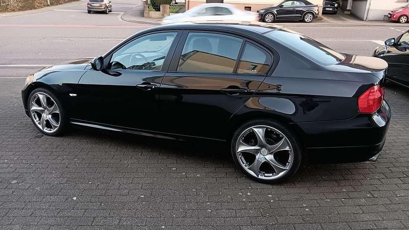 Gebraucht BMW 320 170 PS (125 kW) 2009 Schwarz Limousine