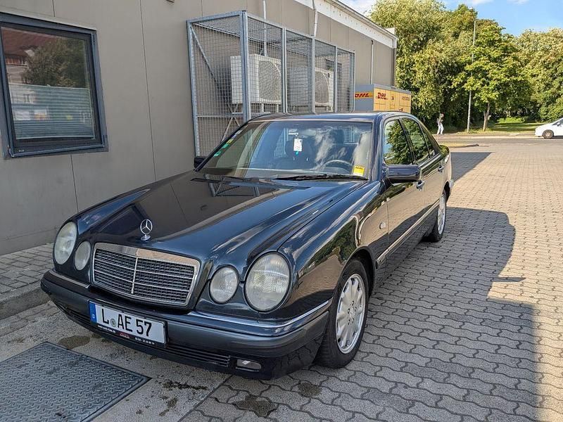 Schwarz Gebraucht 1996 Mercedes E280 Elegance Limousine | 1.400 € - Bild 1/4