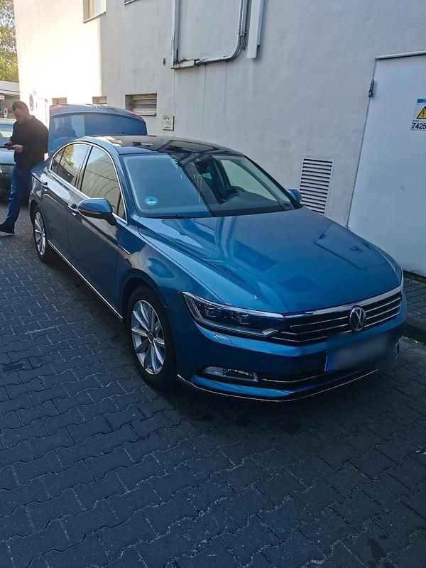 Blau Gebraucht 2017 VW Passat Limousine | 15.500 € (Fairer Preis) - Bild 1/4