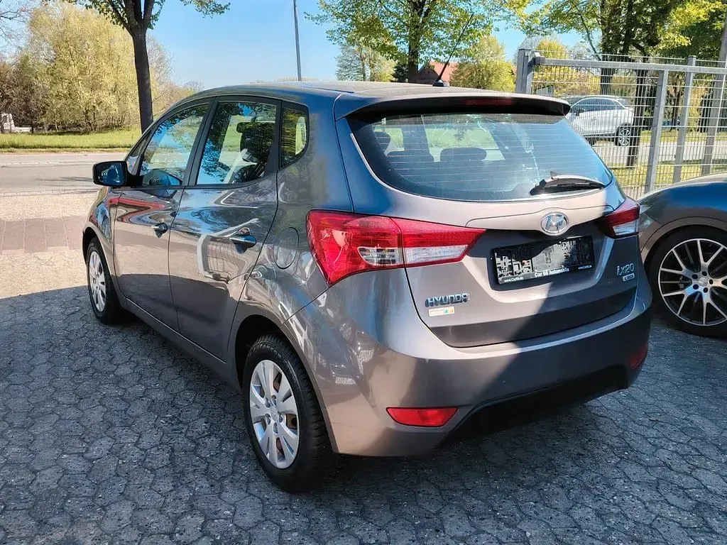 Gebraucht Hyundai ix20 90 PS (66 kW) 2012 Braun Kleinwagen