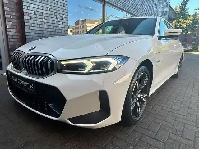 Gebraucht BMW 320e M Sport 204 PS (150 kW) 2023 Weiss Limousine