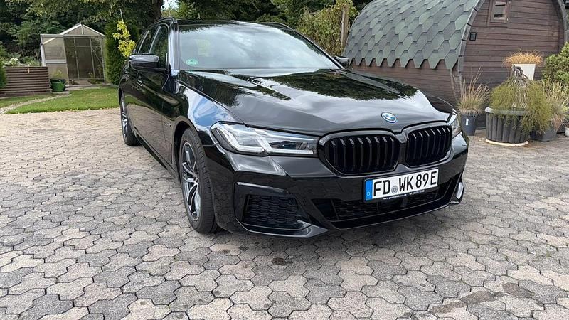 Schwarz Gebraucht 2023 BMW 530e M Sport Kombi | 41.000 € (Fairer Preis) - Bild 1/4
