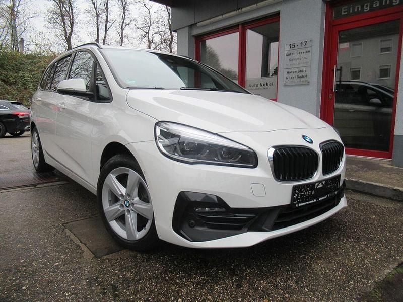 Weiß Gebraucht 2021 BMW 220 Gran Tourer Sport Line Van / Kleinbus | 21.500 € (Guter Preis) - Bild 1/4