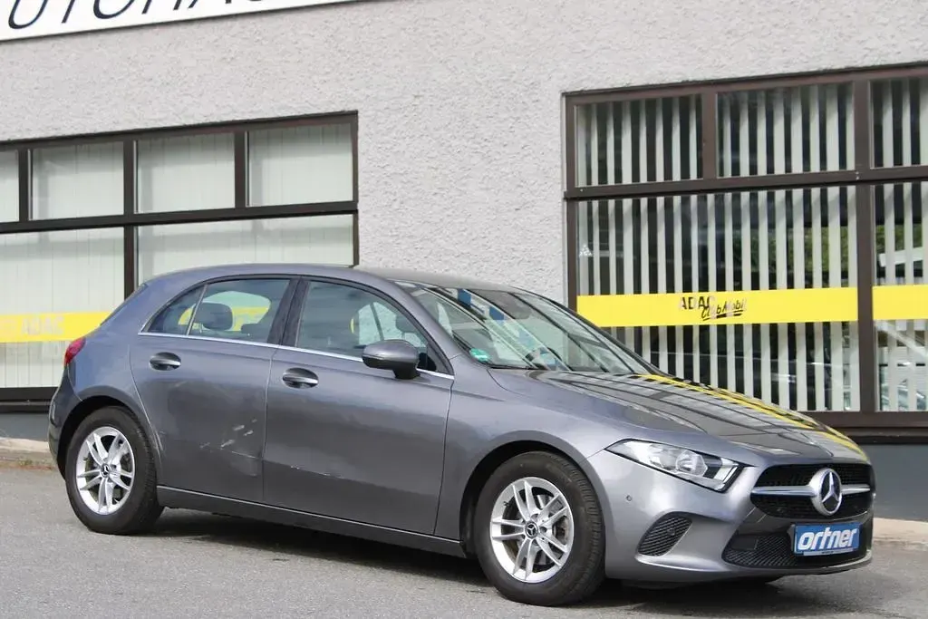 Gebraucht Mercedes A180 116 PS (85 kW) 2019 Grau Limousine