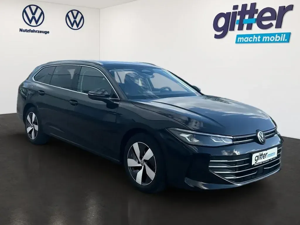 Gebraucht VW Passat IQ Drive 150 PS (110 kW) 2025 Grenadillschwarz metallic Kombi