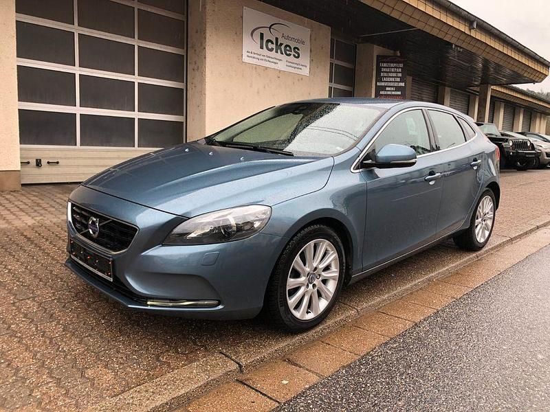 Gebraucht Volvo V40 Summum 114 PS (83 kW) 2013 Blau Limousine