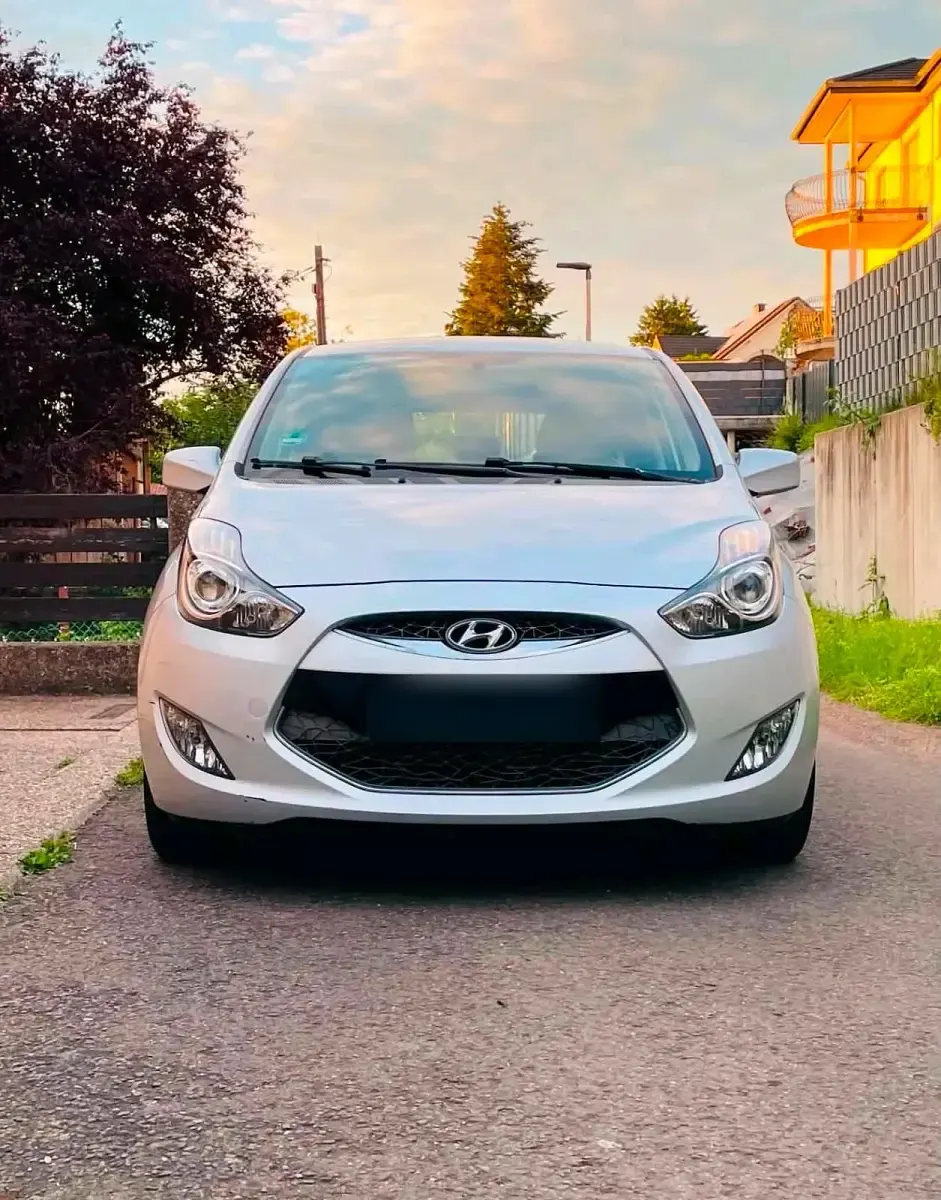 Gebraucht Hyundai ix20 90 PS (66 kW) 2011 Silber Kleinwagen