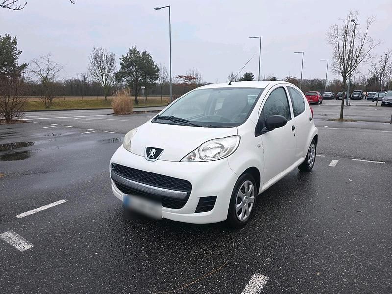 Gebraucht Peugeot 107 68 PS (50 kW) 2010 Weiß Kleinwagen