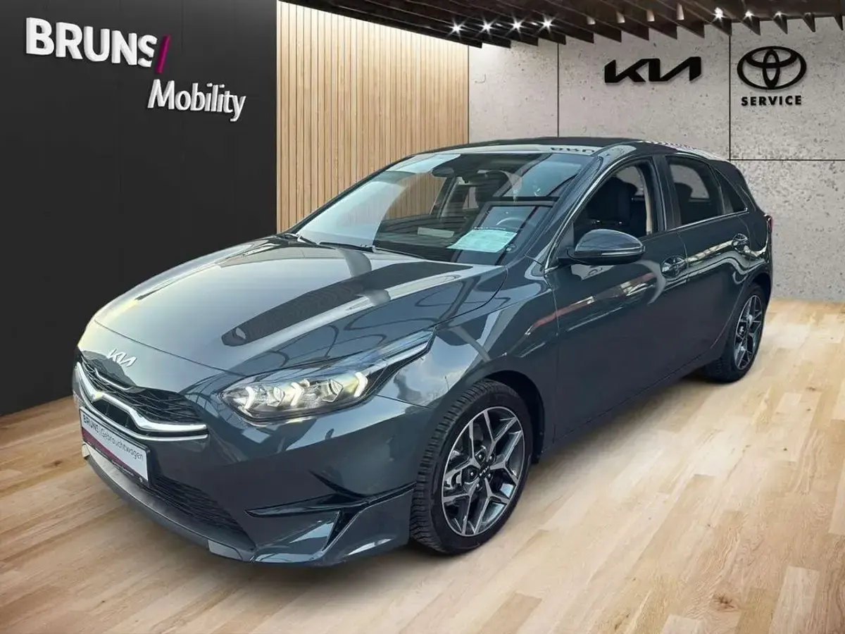 Gebraucht Kia Ceed Spirit 140 PS (102 kW) 2025 Penta metall Kleinwagen