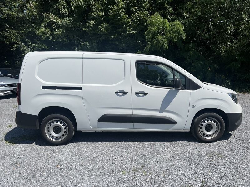 Weiss Gebraucht 2022 Opel Combo Van / Kleinbus | 16.999 € (Etwas zu teuer) - Bild 1/4
