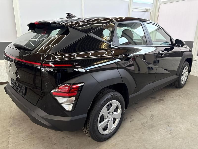 Gebraucht Hyundai Kona Style 100 PS (73 kW) 2024 Abyss black pearl a2b SUV