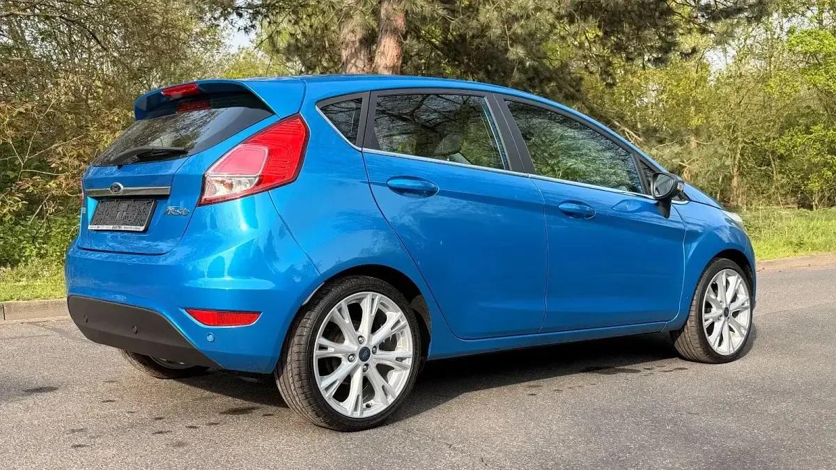 Gebraucht Ford Fiesta Titanium 125 PS (91 kW) 2014 Blau Kleinwagen