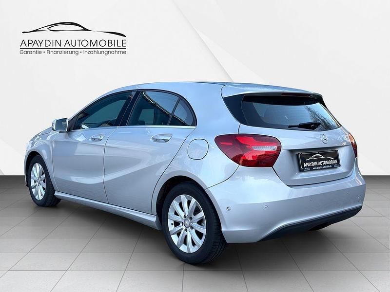 Gebraucht Mercedes A180 Style 122 PS (89 kW) 2016 Silber Limousine