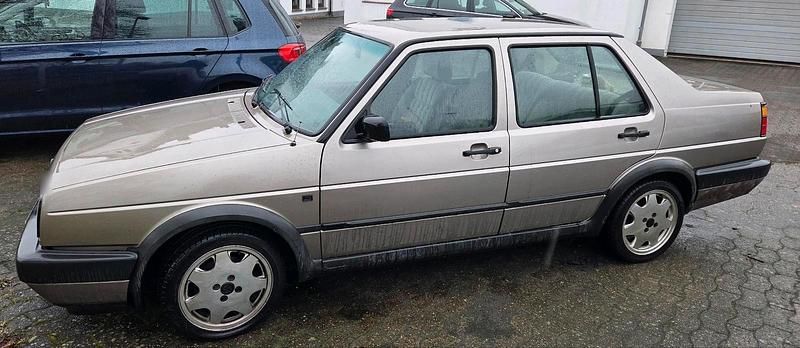 Second-hand VW Jetta 70 CP (51 kW) 1991 Auriu Berlinǎ