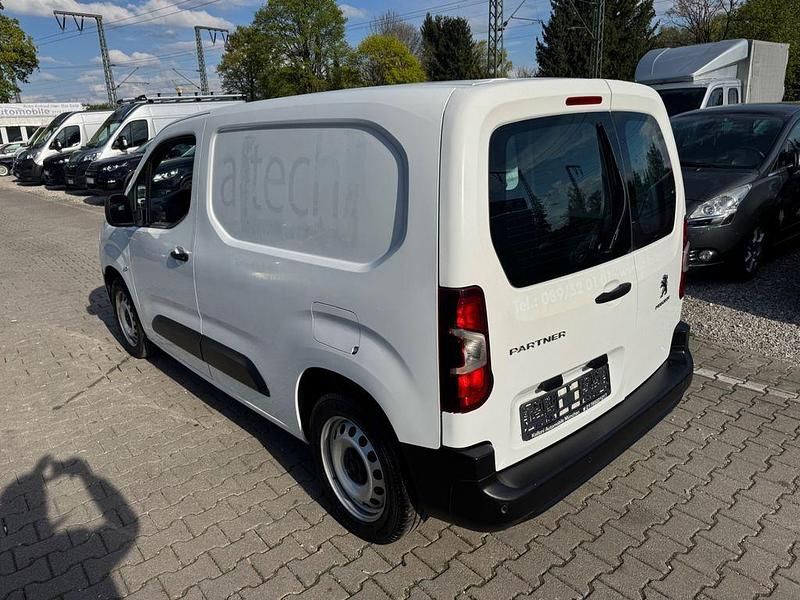 Gebraucht Peugeot Partner Premium 131 PS (96 kW) 2019 Weiß Van / Kleinbus