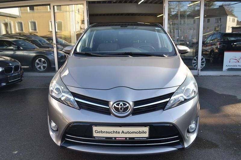 Gebraucht Toyota Verso Skyview Edition 111 PS (81 kW) 2015 Grau Van / Kleinbus