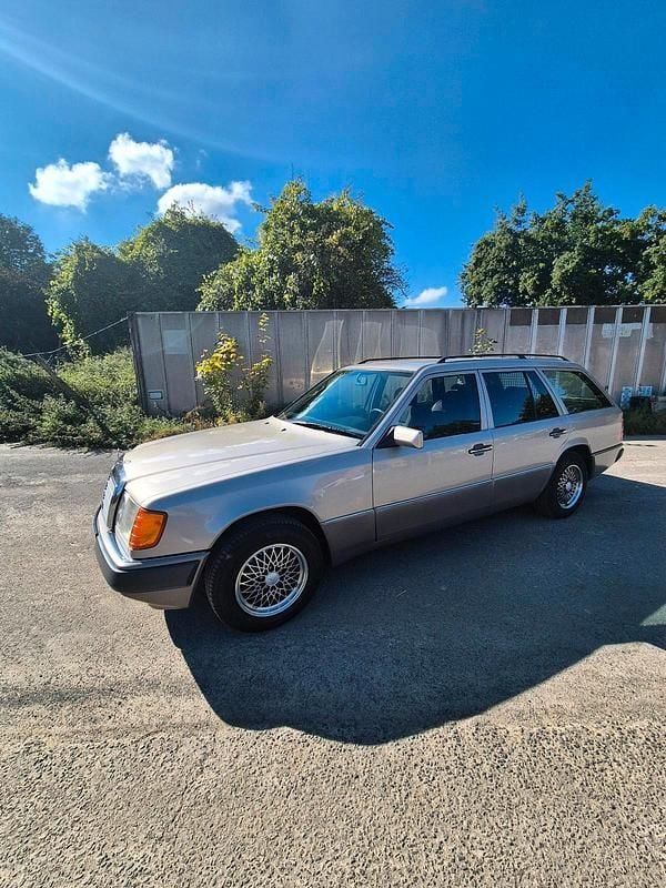Beige Gebraucht 1992 Mercedes E230 Kombi | 7.990 € - Bild 1/4