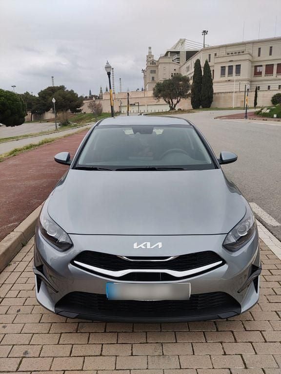 Grau Gebraucht 2021 Kia Ceed Edition 7 Limousine | 15.900 € (Fairer Preis) - Bild 1/4