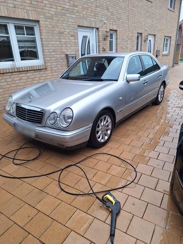 Silber Gebraucht 1998 Mercedes E240 Avantgarde Limousine | 3.950 € - Bild 1/4