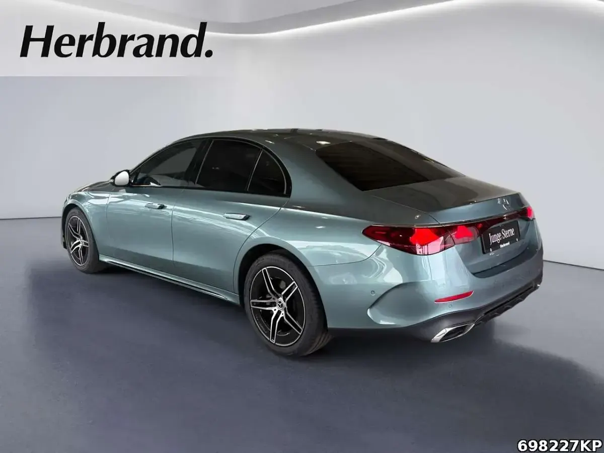 Gebraucht Mercedes E220 AMG line 197 PS (144 kW) 2024 Metalliclack verdesilber metal Limousine
