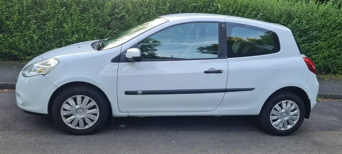 Gebraucht Renault Clio II Authentique 75 PS (55 kW) 2011 Weiß Limousine