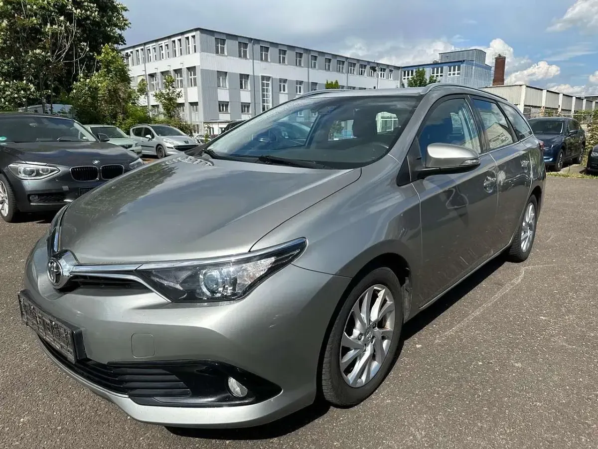 Gebraucht Toyota Auris Comfort 111 PS (81 kW) 2015 New medium silver/ grey Kombi