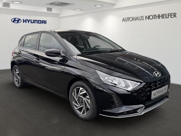 Neu Hyundai i20 Trend 101 PS (74 kW) 2025 Schwarz (phantom black / met) Limousine