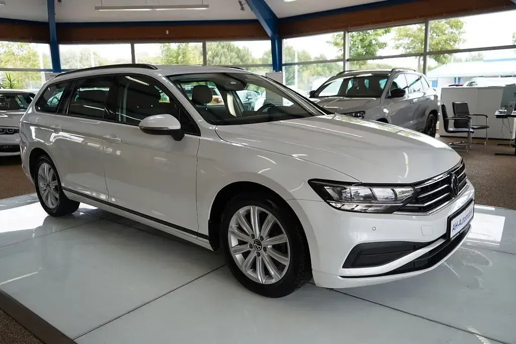 Gebraucht VW Passat Basis 150 PS (110 kW) 2022 Weiß Kombi