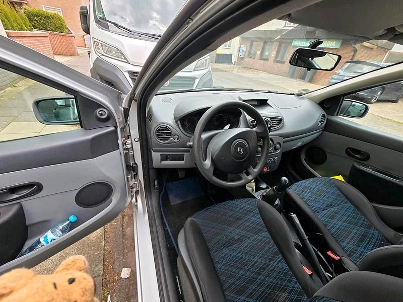 Gebraucht Renault Clio III 75 PS (55 kW) 2006 Silber Limousine