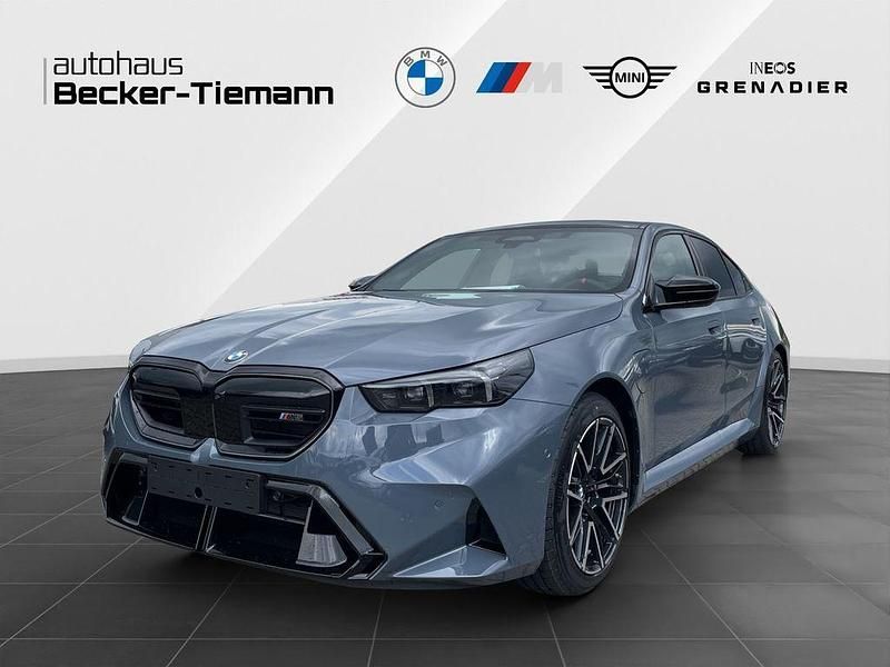 Blau Neu 2025 BMW M5 Sport Line Limousine | 136.500 € (Superpreis) - Bild 1/4