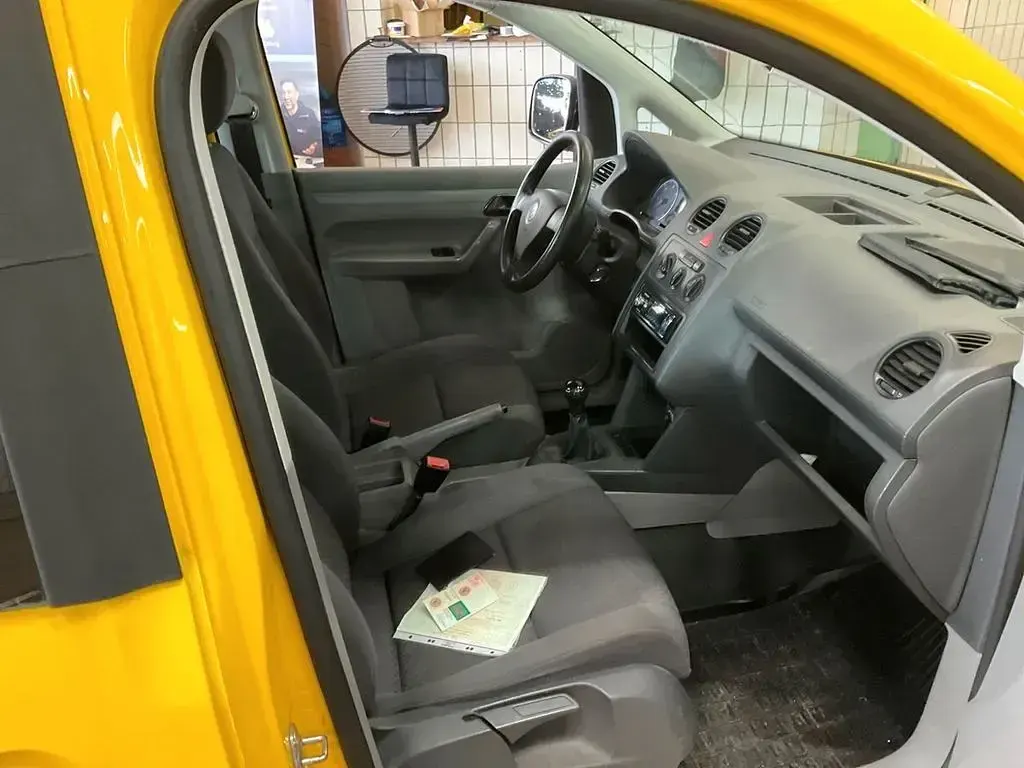 Używany VW Caddy 69 KM (50 kW) 2010 Żółty Minivan