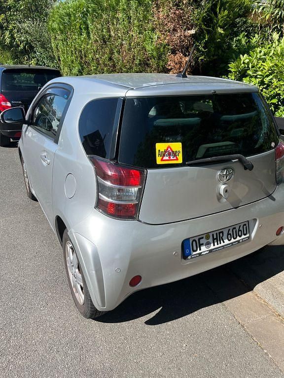 Gebraucht Toyota iQ 68 PS (50 kW) 2009 Silber Kleinwagen