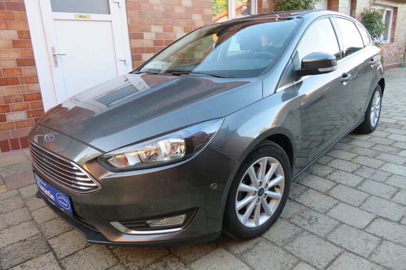 Grau Gebraucht 2015 Ford Focus Titanium Limousine | 9.500 € (Guter Preis) - Bild 1/4
