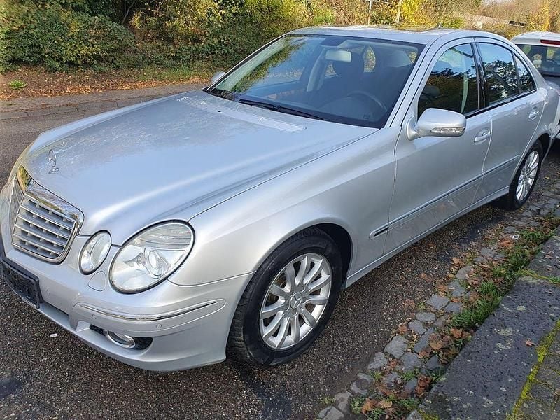 Silber Gebraucht 2007 Mercedes E230 Limousine | 6.990 € - Bild 1/4