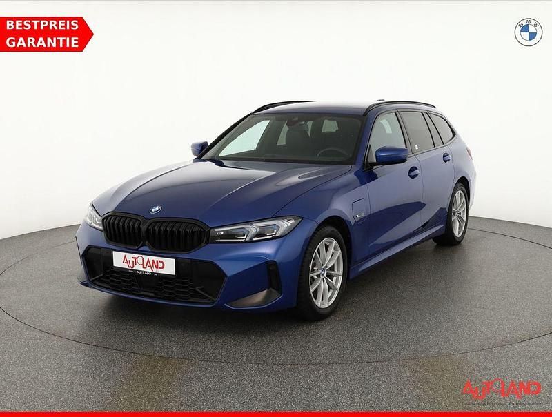 Blau Gebraucht 2022 BMW 330e M Sport Kombi | 32.890 € (Fairer Preis) - Bild 1/4