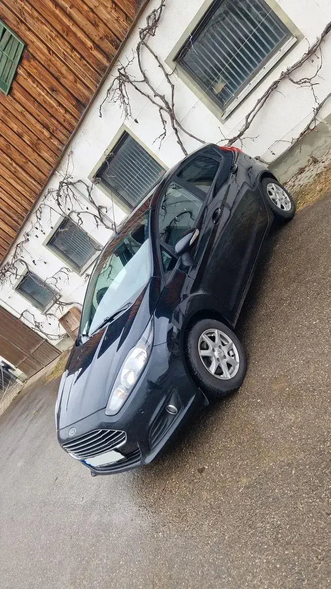 Usata Ford Fiesta Trend 101 CV (74 kW) 2013 Nero Utilitaria