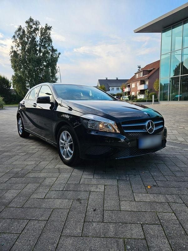Gebraucht Mercedes A180 122 PS (89 kW) 2015 Schwarz Limousine