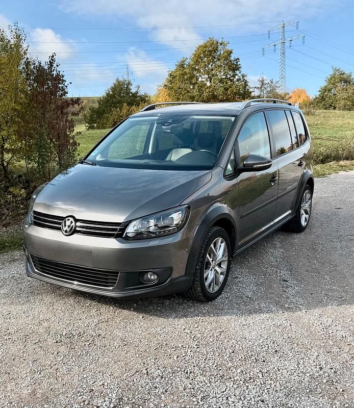 Grau Gebraucht 2014 VW Touran Cross Van / Kleinbus | 12.999 € (Etwas zu teuer) - Bild 1/4