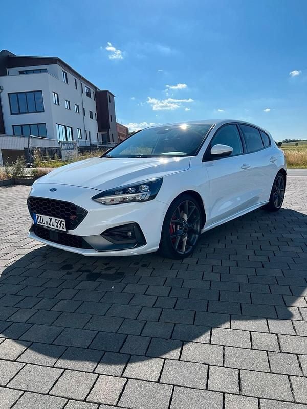 Weiß Gebraucht 2021 Ford Focus ST Kombi | 19.500 € - Bild 1/4
