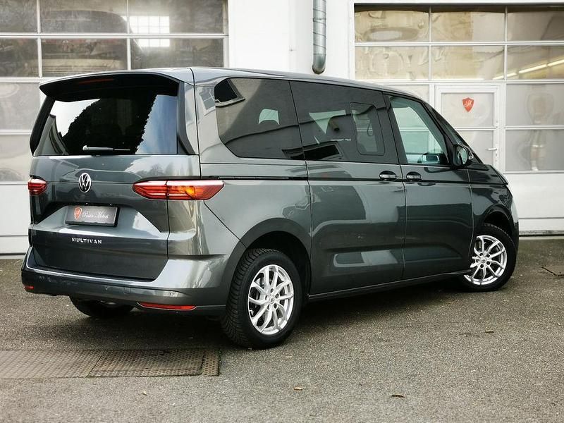 Gebraucht VW Multivan 136 PS (100 kW) 2022 Grau (indiumgrau) Van