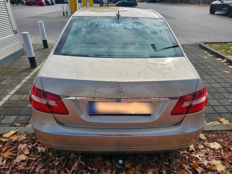 Gold Gebraucht 2009 Mercedes E350 Elegance Limousine | 9.250 € (Superpreis) - Bild 1/4