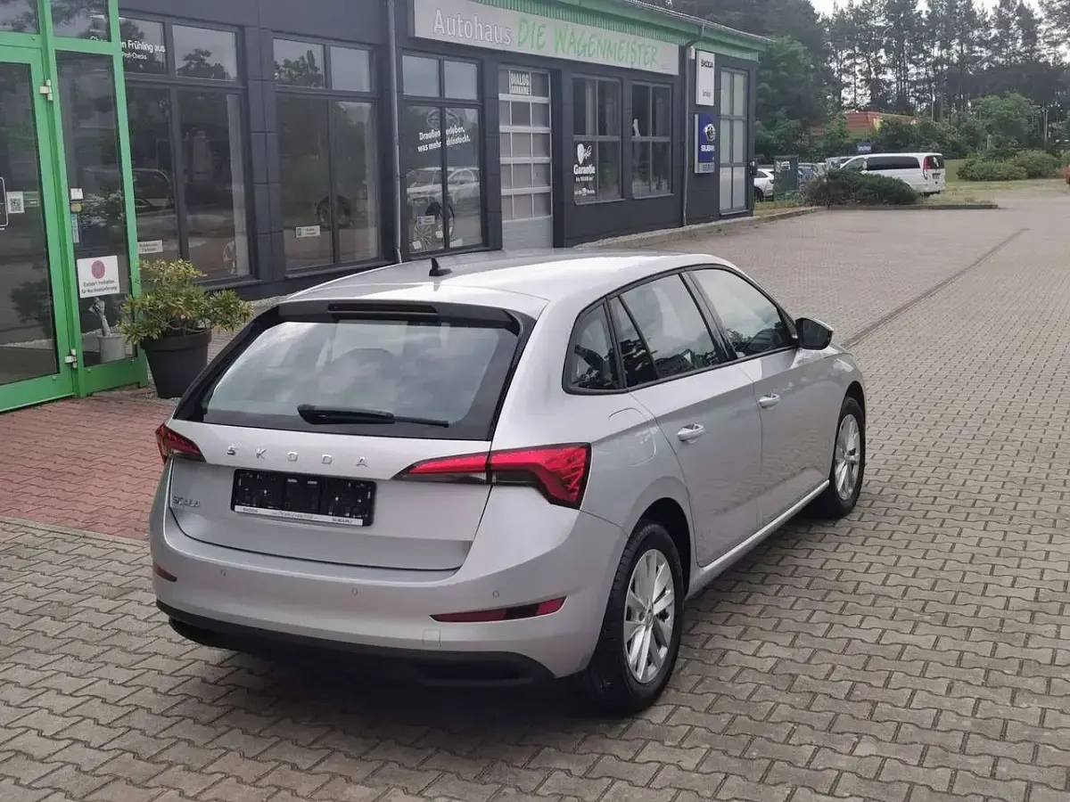 Gebraucht Skoda Scala Ambition 110 PS (80 kW) 2023 Brilliantsilber metallic Kleinwagen