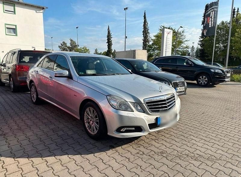Silber Gebraucht 2009 Mercedes E200 Avantgarde Limousine | 7.999 € (Fairer Preis) - Bild 1/4